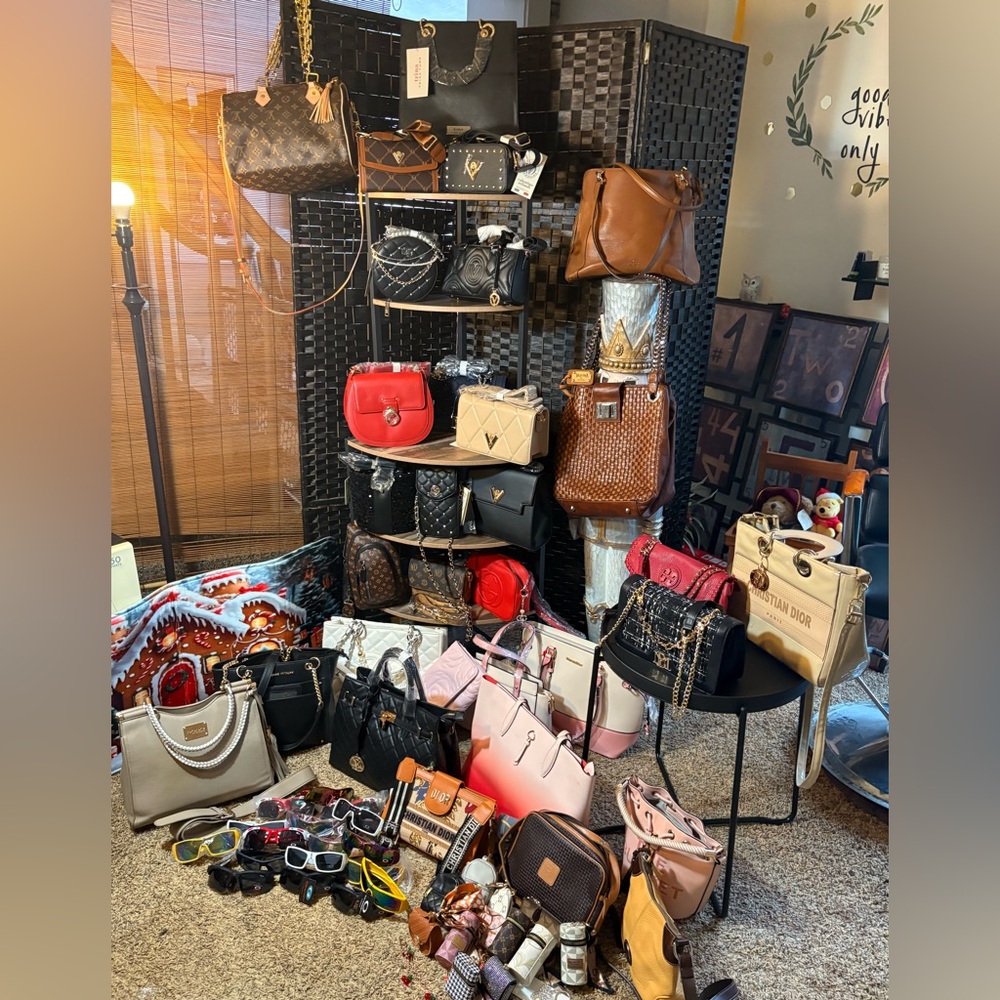 MONDAY MADNESS   
1 bag $35 Sunnies and Charms 2 bags $60Freebies Galore$5 ship